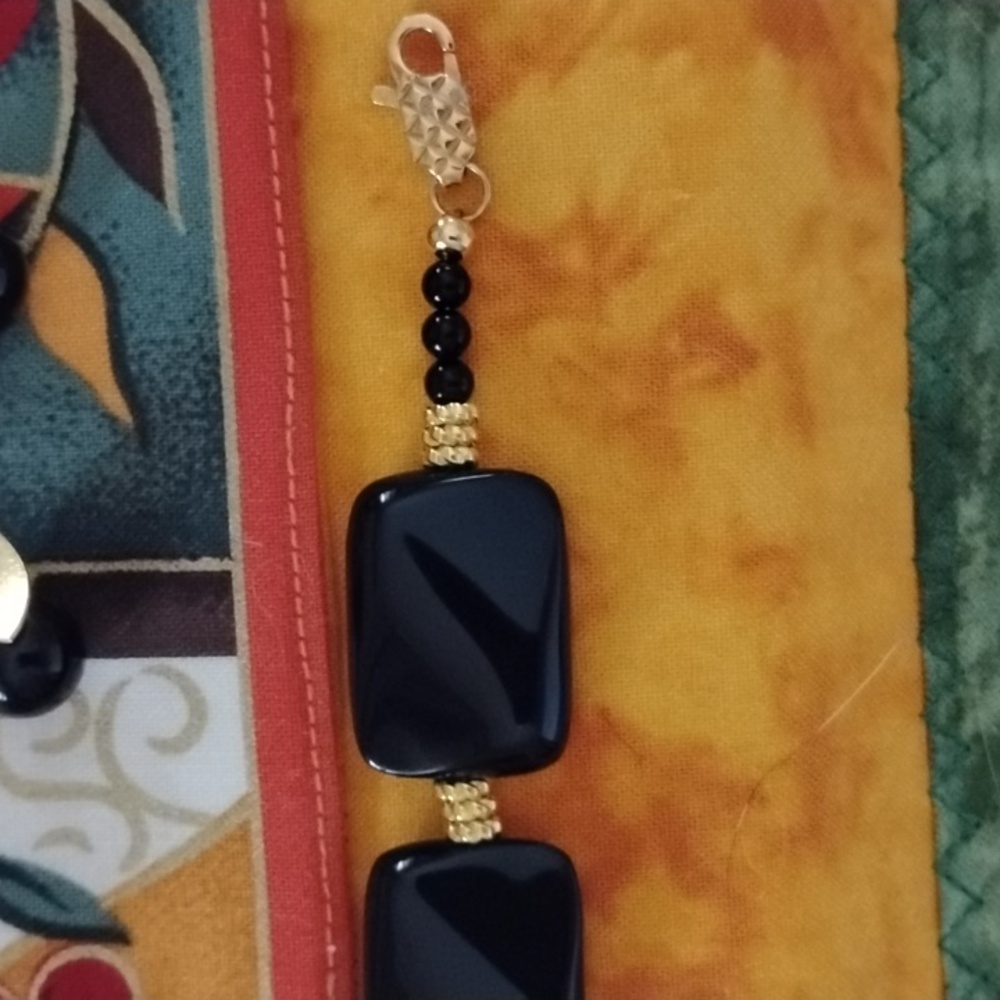 Hand Crafted Elegant Black Onyx and Gold Bracelet - Picture 3 of 4